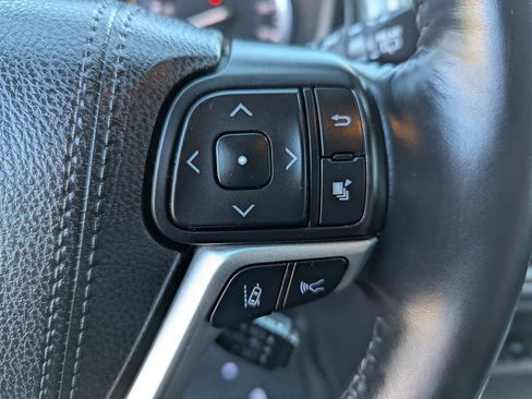 Used 2018 Toyota Highlander XLE AWD/4WD image 17