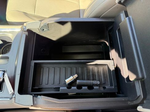 Used 2018 Ford Expedition XLT w/ Equipment Group 202A RWD image 30