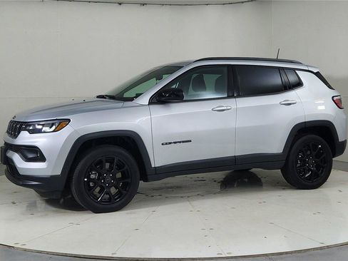 Used 2025 Jeep Compass Latitude w/ Convenience Group image 3