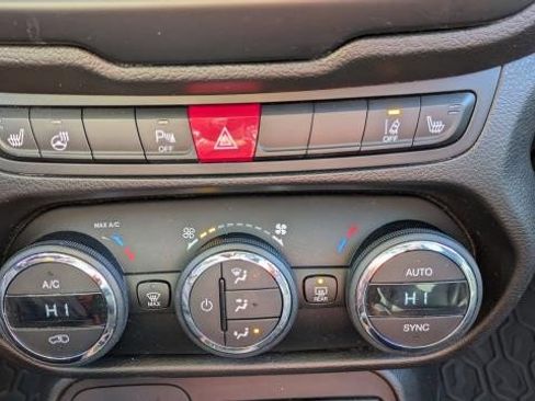 Used 2017 Jeep Renegade Limited image 11