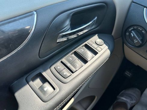 Used 2012 Chrysler Town & Country Touring w/ Entertainment Group #1 FWD image 23