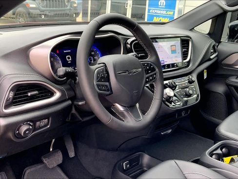 New 2026 Chrysler Pacifica Select image 8