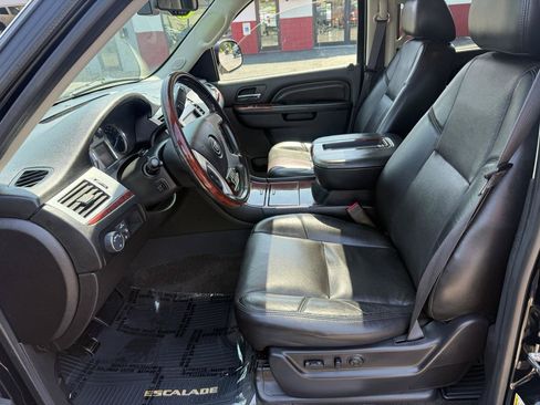 Used 2013 Cadillac Escalade Luxury AWD/4WD image 34