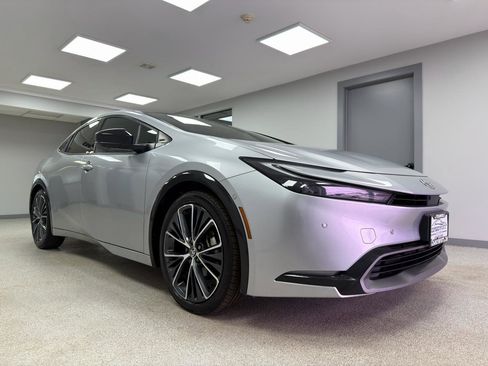 Used 2023 Toyota Prius Limited w/ Limited Premium Package image 4