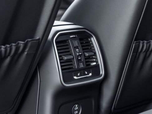 Certified 2026 Porsche Macan AWD/4WD image 32
