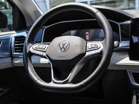 Used 2025 Volkswagen Taos SE FWD image 16