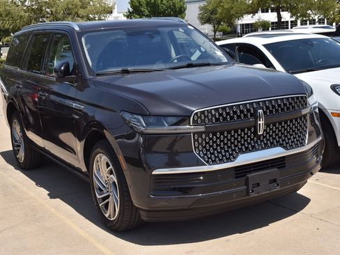 Certified 2025 Lincoln Navigator Reserve AWD/4WD image 4