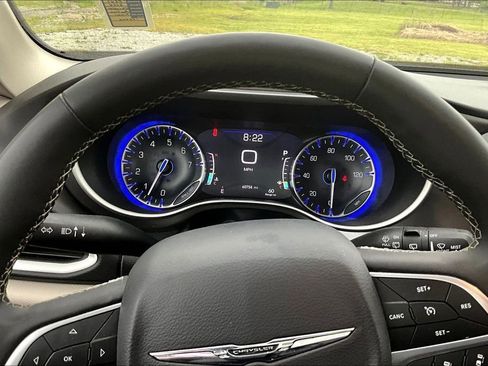 Used 2024 Chrysler Pacifica Touring-L FWD image 14