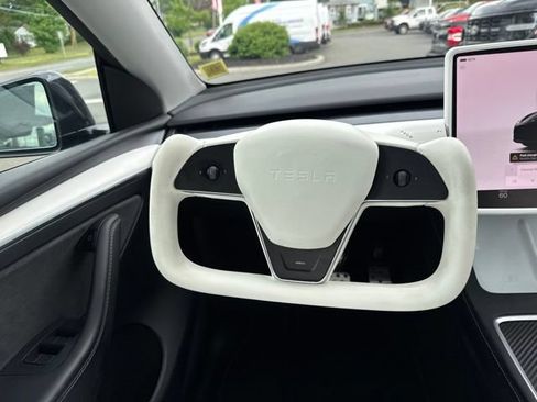 Used 2024 Tesla Model Y 2WD image 21