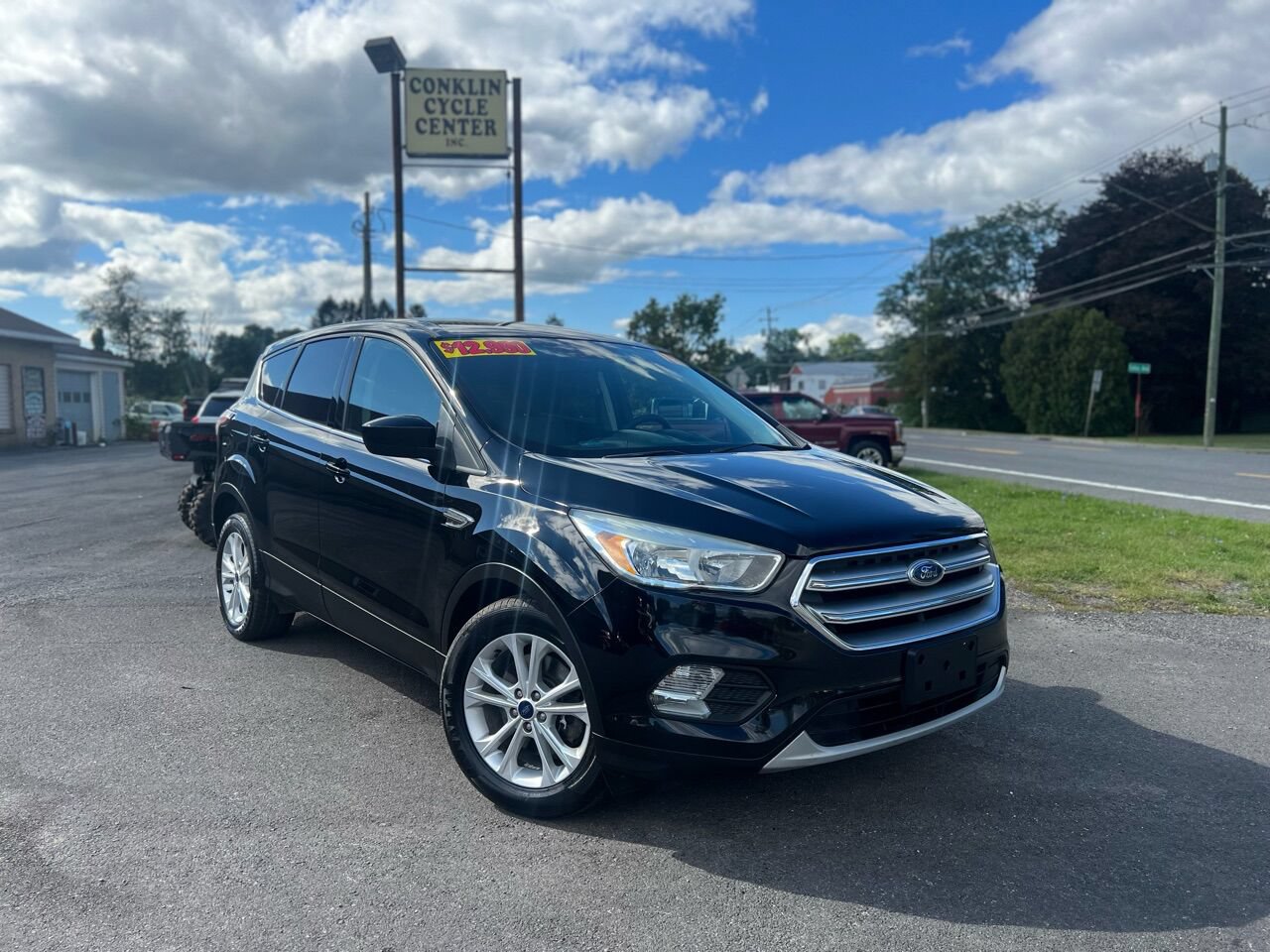Used 2017 Ford Escape SE w/ SE Cold Weather Package AWD/4WD image 1