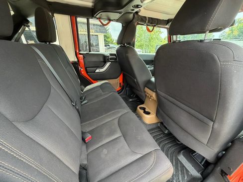 Used 2015 Jeep Wrangler Unlimited Sahara w/ Connectivity Group AWD/4WD image 7