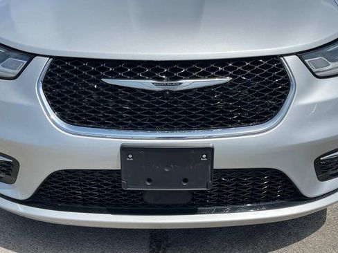 Certified 2024 Chrysler Pacifica Touring-L FWD image 12