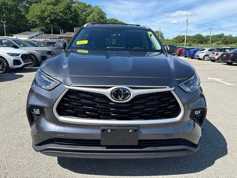 Used 2023 Toyota Highlander XLE AWD/4WD image 2