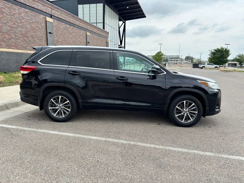 Used 2017 Toyota Highlander XLE image 8