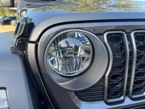 Used 2025 Jeep Gladiator Sport AWD/4WD image 8