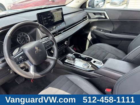 Used 2025 Mitsubishi Outlander SE FWD image 13