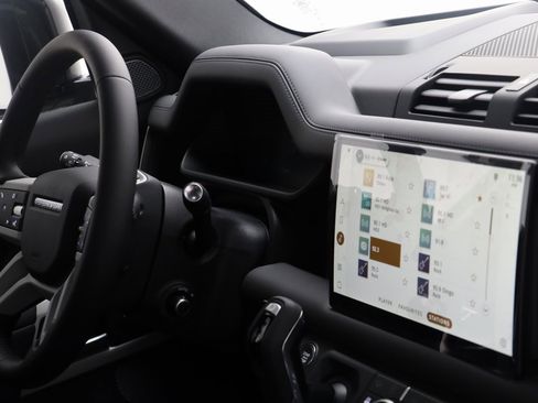 New 2024 Land Rover Defender 110 SE image 21