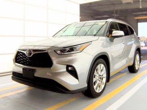 Used 2020 Toyota Highlander Limited AWD/4WD image 7
