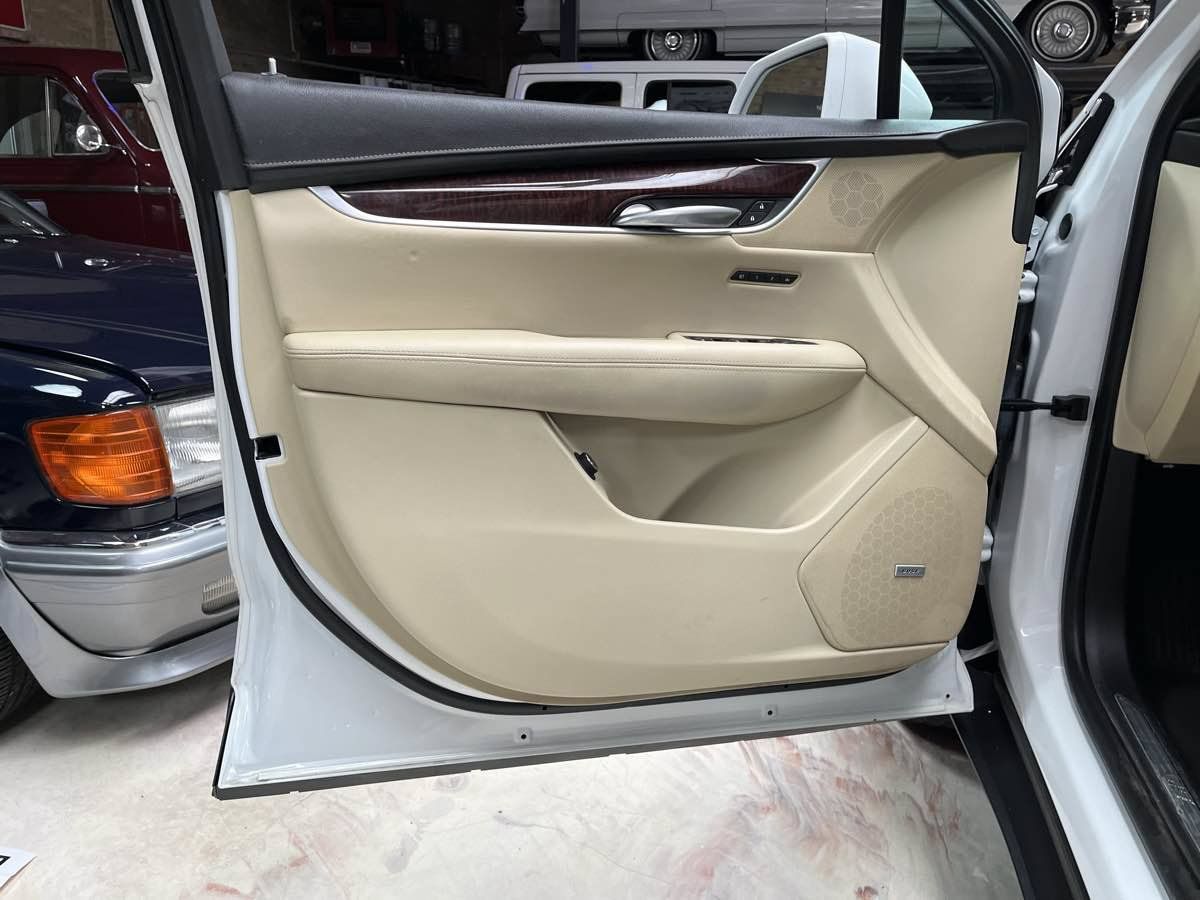 Used 2018 Cadillac XT5 Premium Luxury w/ LPO, Wheel Lock Package AWD/4WD image 27