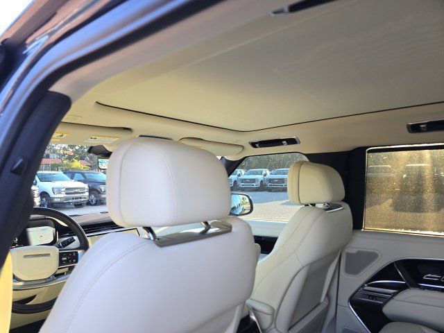 Used 2025 Land Rover Range Rover SE AWD/4WD image 9