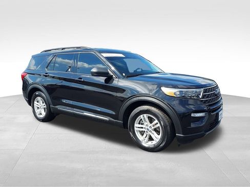 Used 2024 Ford Explorer XLT w/ Equipment Group 202A RWD image 7
