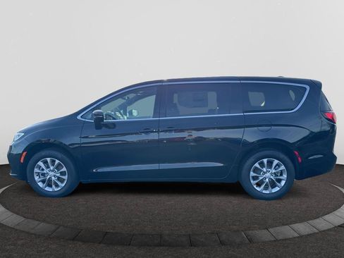 New 2026 Chrysler Pacifica Limited w/ Uconnect Theater Family Group AWD/4WD image 8