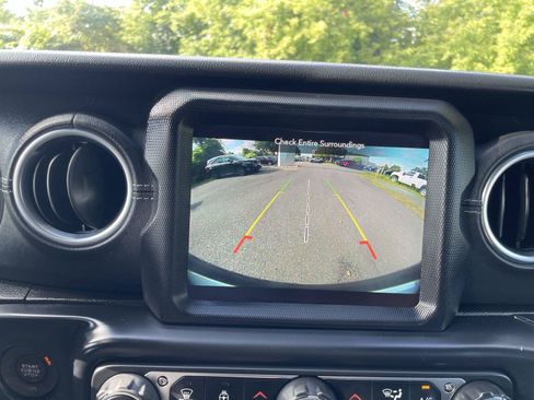 Used 2018 Jeep Wrangler Unlimited Sahara AWD/4WD image 18