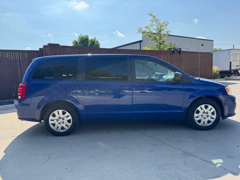 Used 2018 Dodge Grand Caravan SE w/ UConnect Hands-Free Group FWD image 2