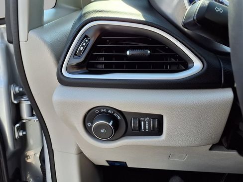 Used 2024 Chrysler Pacifica Touring-L FWD image 18