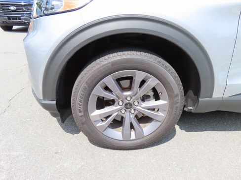 Used 2022 Ford Explorer XLT w/ Equipment Group 202A image 12