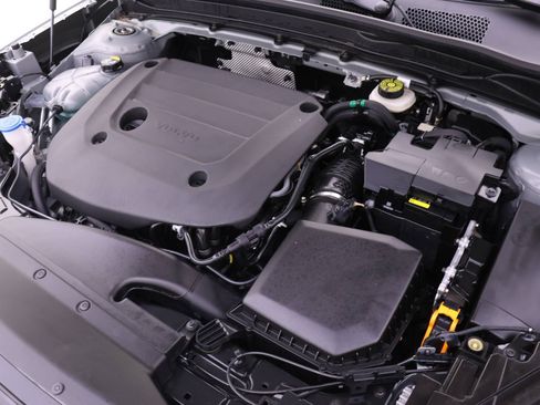 Certified 2025 Volvo XC40 B5 Plus w/ Protection Package Premier image 24