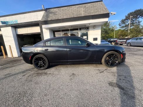 Used 2016 Dodge Charger SE w/ Blacktop Package RWD image 4