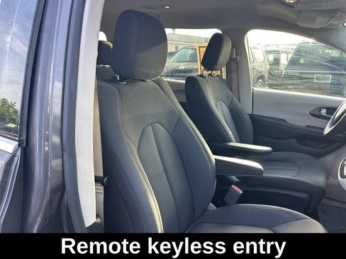 Used 2017 Chrysler Pacifica LX FWD image 19