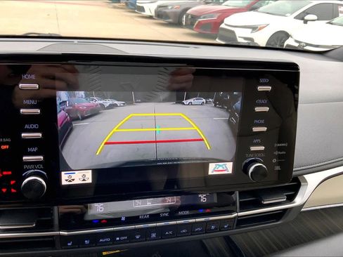 Used 2021 Toyota Sienna Limited image 29