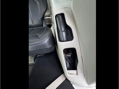 Used 2023 Chrysler Pacifica Touring-L w/ Uconnect Theater Family Group AWD/4WD image 16