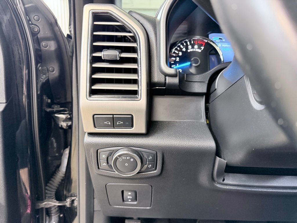 Used 2017 Ford F150 Platinum w/ Equipment Group 701A Luxury AWD/4WD image 38