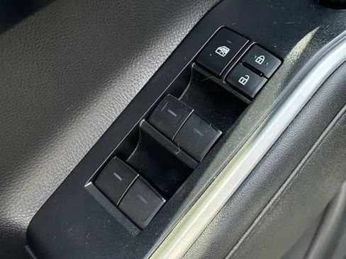 Used 2021 Toyota Highlander XLE AWD/4WD image 34