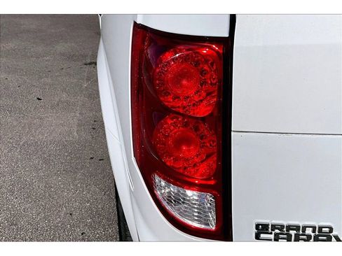 Used 2018 Dodge Grand Caravan w/ UConnect Hands-Free Group image 32