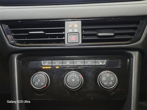 Used 2023 Volkswagen Taos SE w/ Black Wheel Package image 16