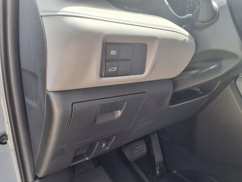 Used 2020 Toyota Highlander XLE FWD image 13