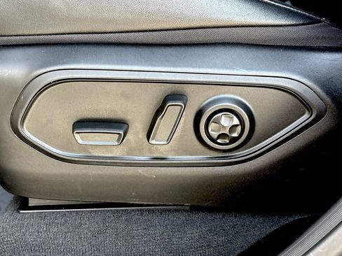 Used 2025 Jeep Grand Cherokee Limited w/ Black Appearance Package image 11