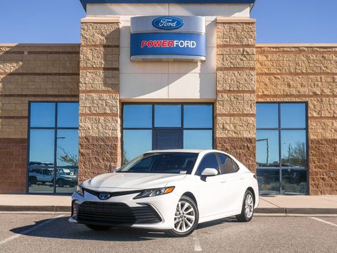 Used 2022 Toyota Camry LE image 2