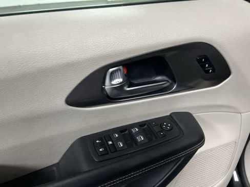 Used 2023 Chrysler Pacifica Touring-L FWD image 22