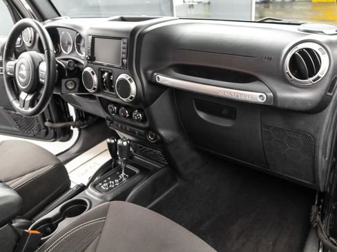 Used 2018 Jeep Wrangler Unlimited Sahara image 37