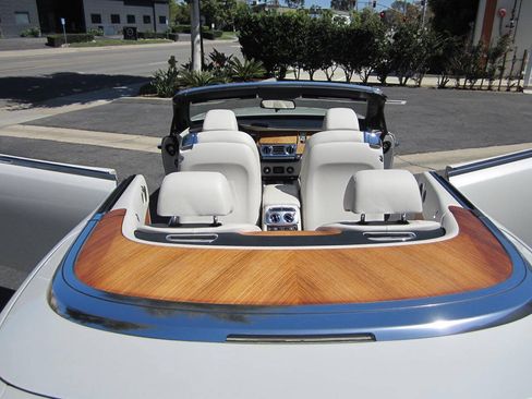 Used 2016 Rolls-Royce Dawn RWD image 27