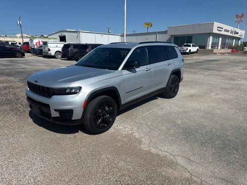 Used 2023 Jeep Grand Cherokee L Laredo AWD/4WD image 2