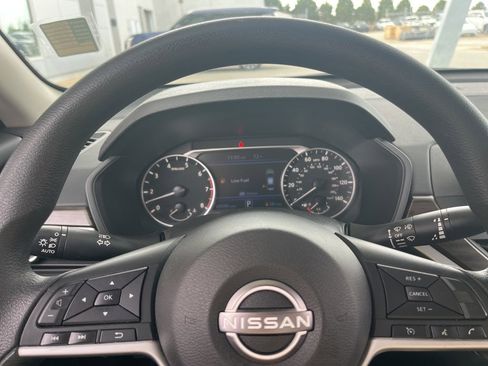 Used 2024 Nissan Altima 2.5 SV image 11