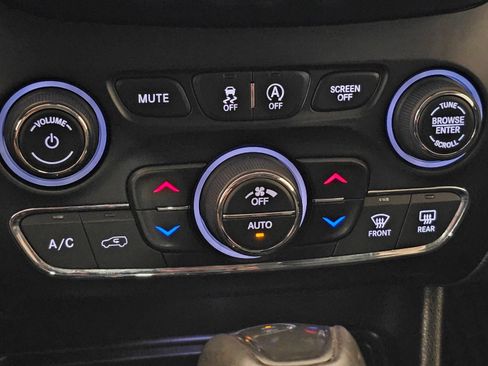 Used 2019 Jeep Cherokee Trailhawk w/ Cold Weather Group AWD/4WD image 14