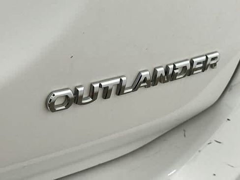 Used 2017 Mitsubishi Outlander ES FWD image 17