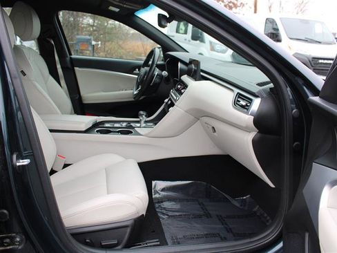 Used 2024 Genesis G70 2.5T image 13